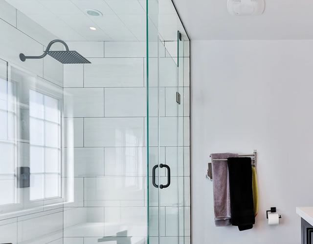 Shower Panel & <span class="db">Shower Doors</span>
